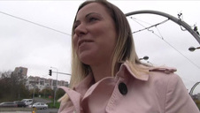 igraszki z murzynką na pomarańczowej kanapie