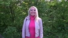 gdy pobudza swoją muszelkę cieknie jej po nogach