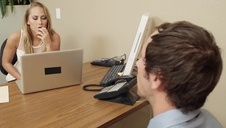 ściska swe cyce i się pieści