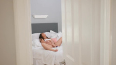 naga małolatka na dachu