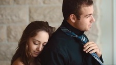 egzotyczna łania ciągnie pałę podczas kąpieli