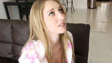 małolata cięta na czerwonej kanapie