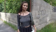ruda z bladą dupką fajnie porusza się na kutasie