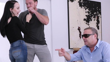 młoda lily ma duże i naturalne piersi