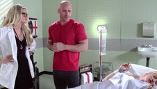 gorąca czekoladka ujeżdża jego białą pałkę