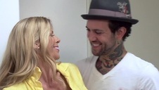 ttrzęsie ładnym tyłkiem na wielkim czarnym kutasie