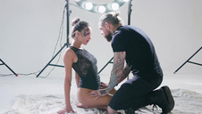 seks z niewielką laseczką na skórzanej kanapie