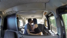 rozbiera się na łóżku i pieści swą szparkę