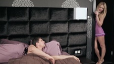 rozkłada swe nogi i prezentuje kuszącą cipkę