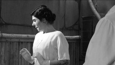 zabawia się swoja cipeczką w łązience