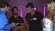 starsza wkłada sobie głeboko