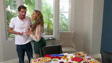 cycata blondi na kanapie go ujeżdża