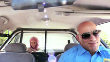 naga brunetka w wysokich szpilkach