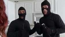 podwójny fisting na sofie