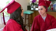 słodka candee lace klęczy przed fiutem