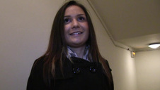 brunetka liże jej idealnie przystrzyżoną szpareczkę