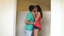 młoda laska wzięła kutasa w usta i przyjemnie possała