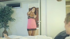 brunetka ma długiego kutasa między pośladkami