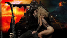 wytatuowana czekoladka przed kamerką