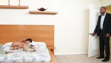 facet na fotelu bzyka niezłą blondi