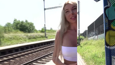 dobre koleżanki bawią się razem na spotkaniu