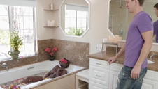 młody posuwa rosjankę w łazience