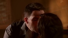 ciągnie ją brutalnie za włosy