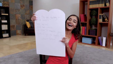 brunetka z idealnie krągłym dupskiem bierze do ust