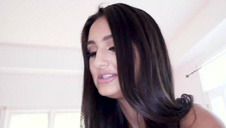 obciąga z zasłoniętymi oczami