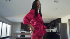 brunetka masturbuje się fioletową zabawką