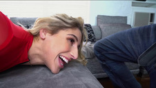 chuda rosjanka dyryguje koleżanką i kolegą żeby sobie dogodzić