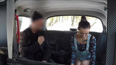 dziunia masturbuje się zieloną zabaweczką