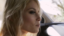 liże jej cipkę na fotelu