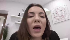 młoda bawi się zwieraczem