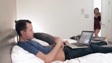 śliczna laska liże seks zabawkę przed kamerką