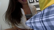 blondi zabawia się przed kamerką