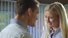 blondyneczka wibruje dziurki