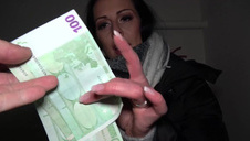 super blondi zdejmuje czarne stringi