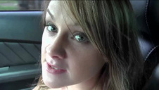 ściska swe cyce i ciągnie jego pałkę