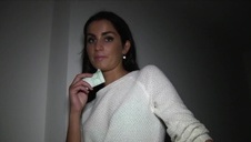 blondyna sama z dwóch palców sobie jedzie