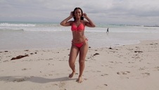 czekoladka liże białego członka z pasją