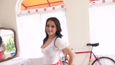 seksik z muskularną blondynką