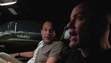 z mamcia i jej córą na różowej kanapie