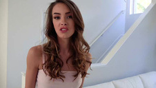 ładniutka brunetka pieści jego pałeczkę stópkami