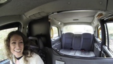 czekoladowa kobieta masuje zgrabną blondi