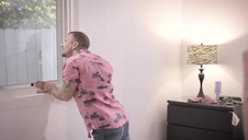 posuwa związaną blondyneczkę na łóżku