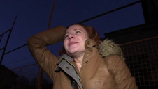 cycata rozkłada nogi przed długowłosym