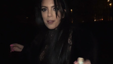 chwyta młodą laskę za cyce