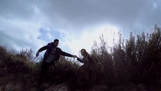 seksik z babcią na kanapie