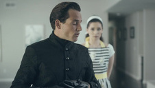 związana brunetka dostaje w dupę